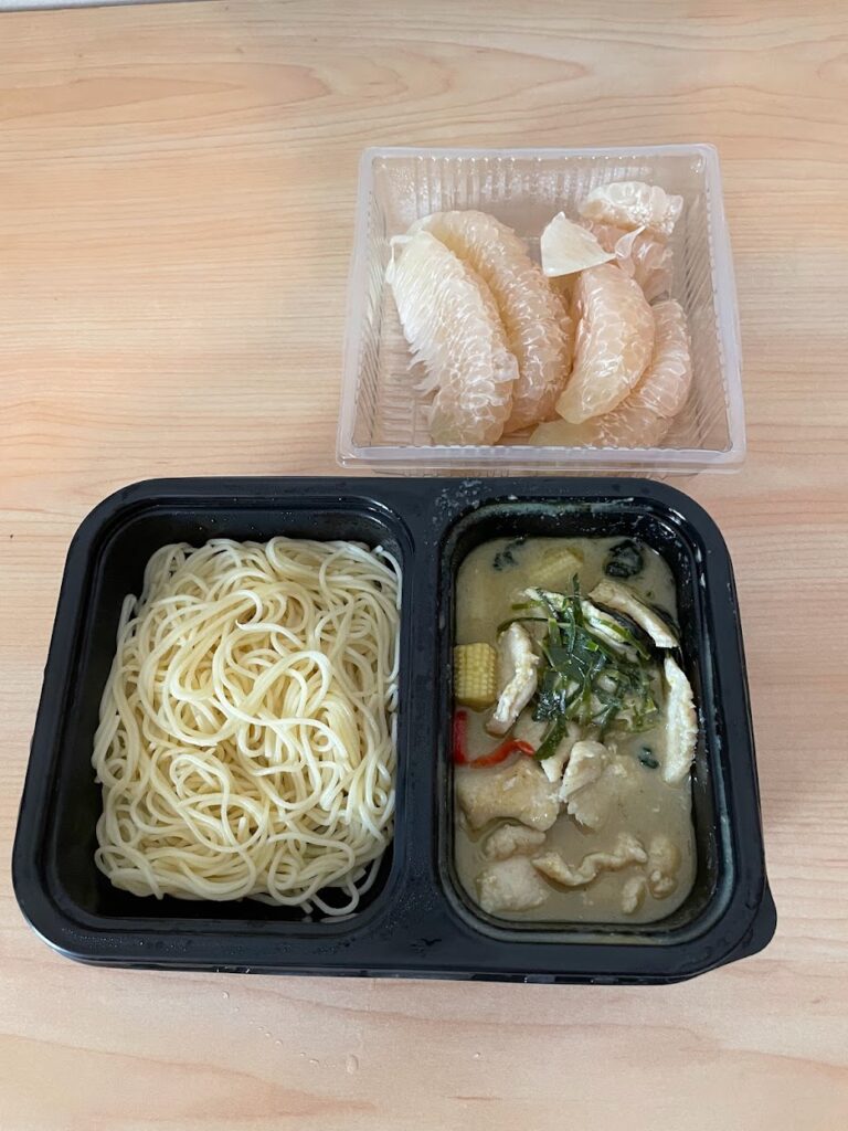 滞在1日目のセブンイレブン弁当。カレーヌードルとフルーツ