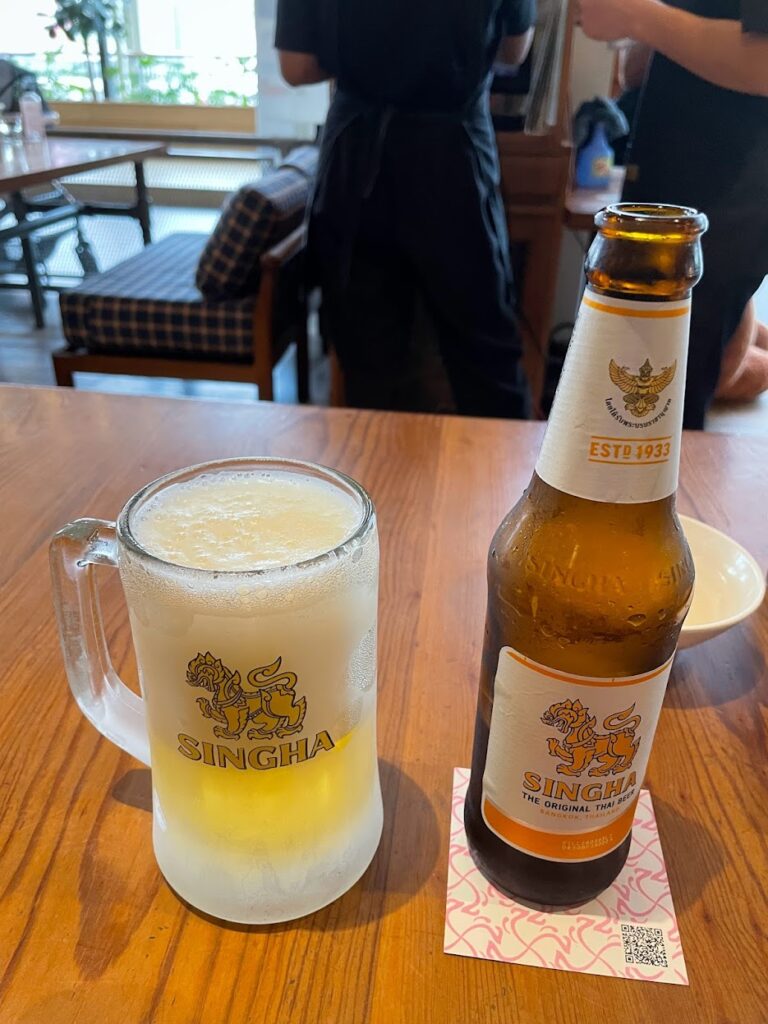 レストランで SINGHA を楽しむ