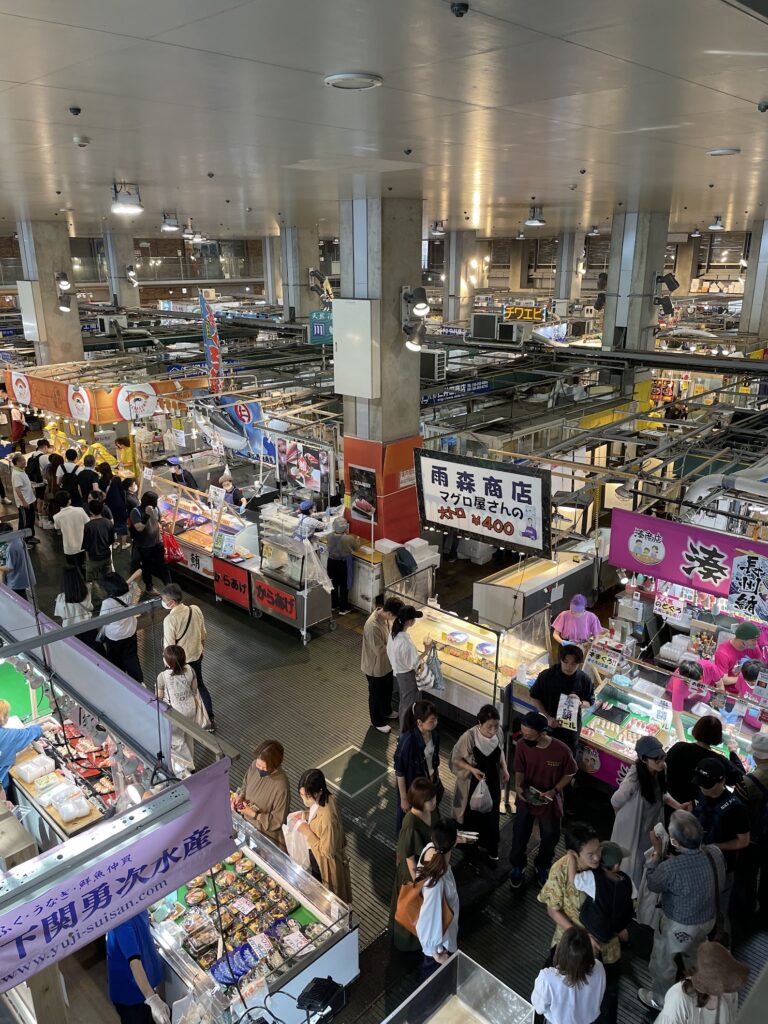 賑わっている唐戸市場