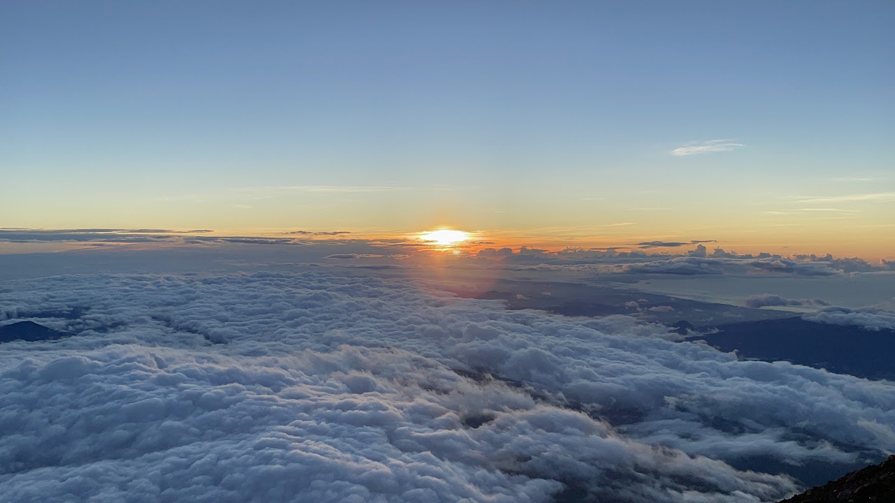 富士山山頂でのご来光