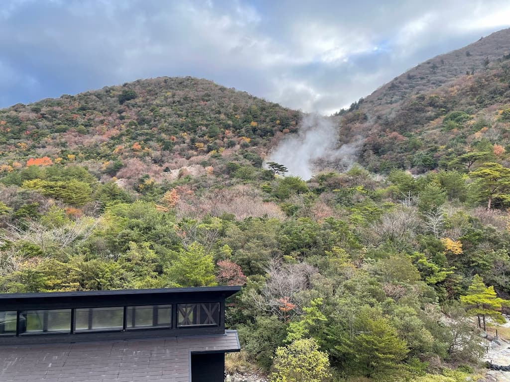 雲仙宮崎旅館から見える大叫喚地獄。旅館の温泉の源泉