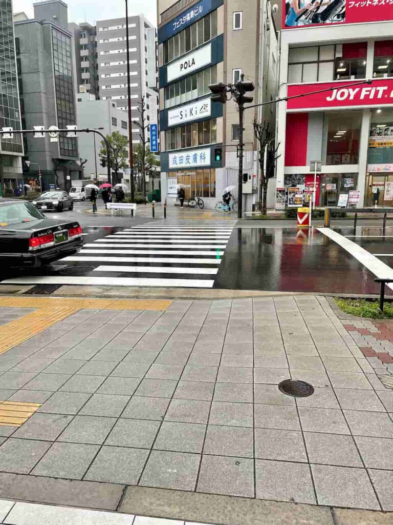 モクシー大阪新梅田エントランスからのビュー。すぐ交差点で車寄せがないので雨の日は辛い。