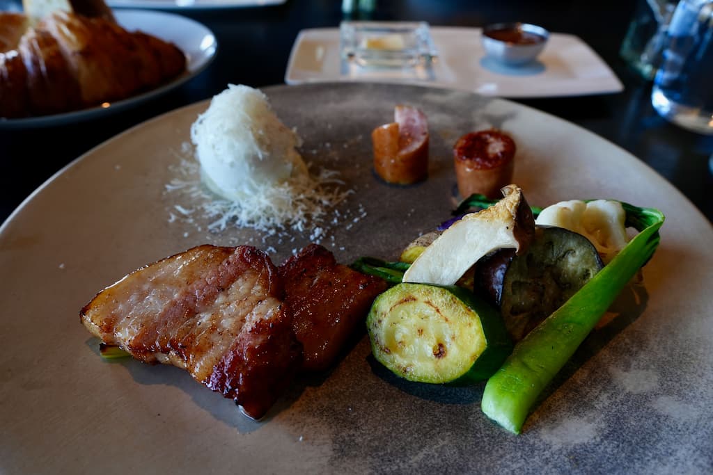 TOBE オーベルジュ リゾート 朝食の焼き野菜と肉料理