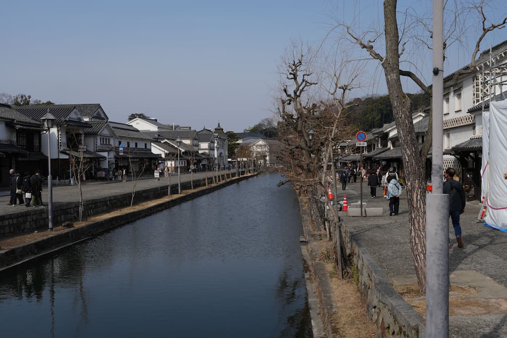 倉敷の老舗旅館「旅館くらしき」周辺、美観地区を流れる倉敷川と観光客の風景