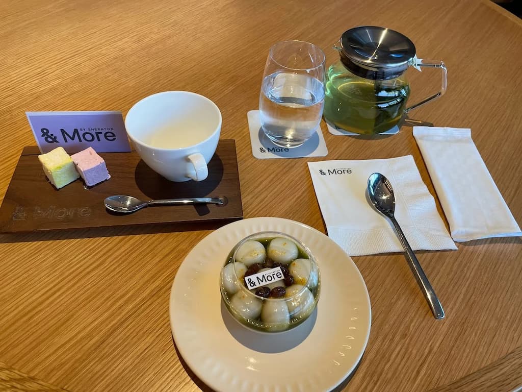 シェラトン鹿児島のカフェ＆Moreで提供される、知覧茶のパンナコッタとお茶のセット。見た目にも上品な和スイーツ