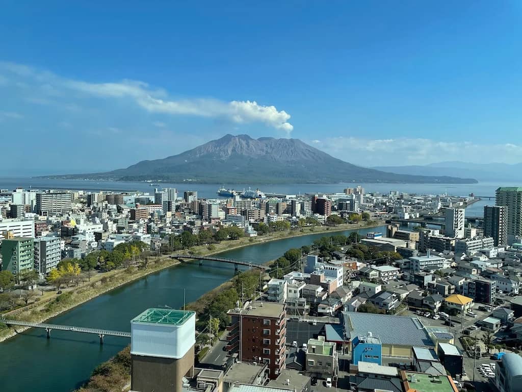 シェラトン鹿児島の高層階から望む桜島と錦江湾。手前には甲突川と市街地が広がる絶景