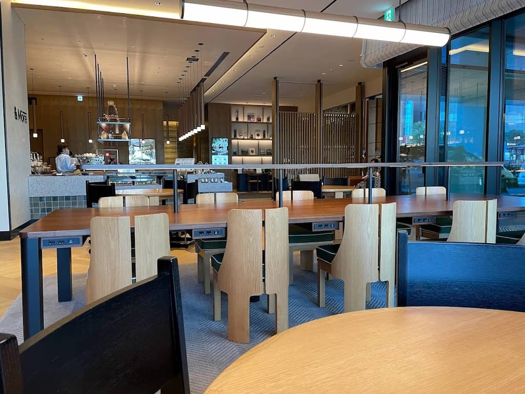 シェラトン鹿児島のカフェ＆Moreの店内。電源付きテーブルもあり、カフェ利用やワーケーションにも使いやすい空間
