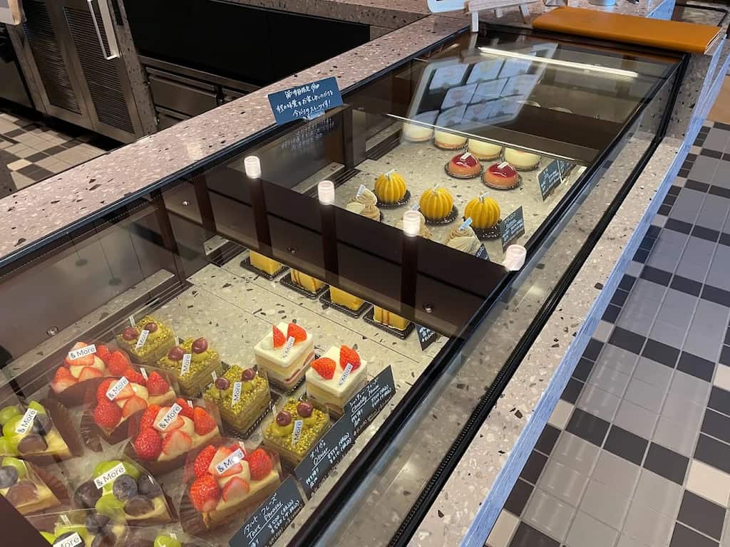 シェラトン鹿児島のカフェ＆Moreのスイーツショーケース。知覧茶や霧島栗など地元食材を使ったケーキが美しく並ぶ