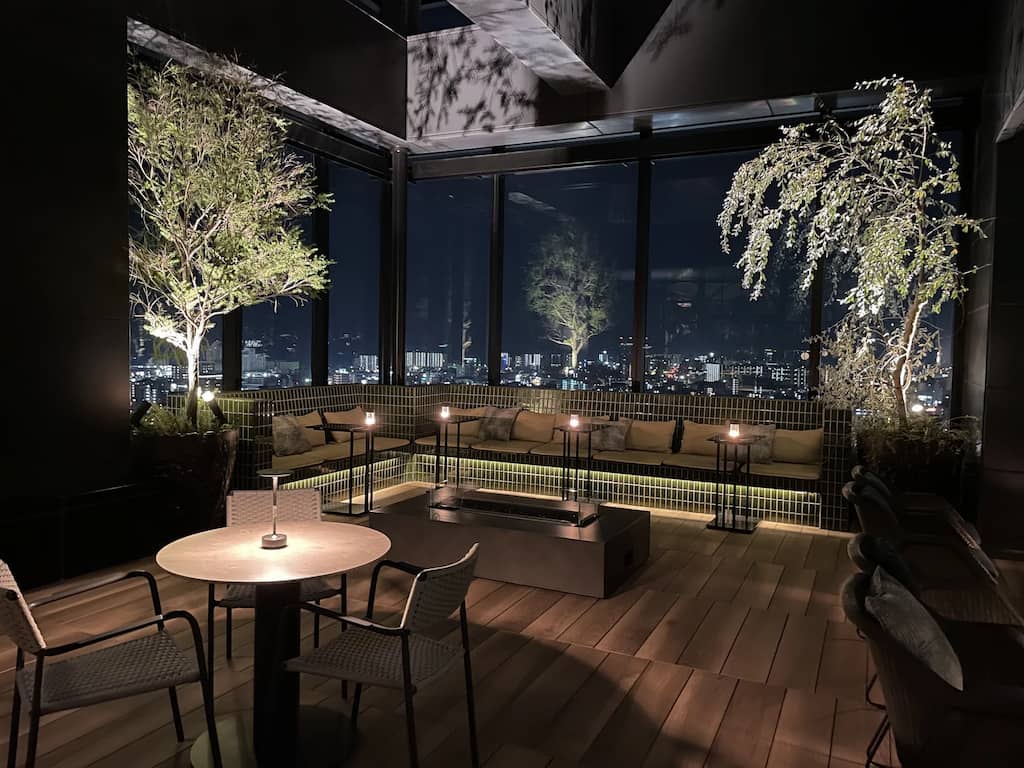 シェラトン鹿児島 バー VIVARIUM のバルコニー席。夜景を眺めながら、静かな時間を過ごせる屋外ラウンジスペース