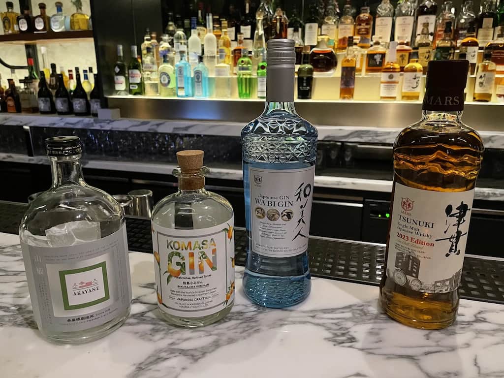 シェラトン鹿児島のバー VIVARIUM に並ぶ鹿児島のクラフトジンと地元ウイスキー。“AKAYANE”や“KOMASA GIN”など個性豊かな銘柄が揃う