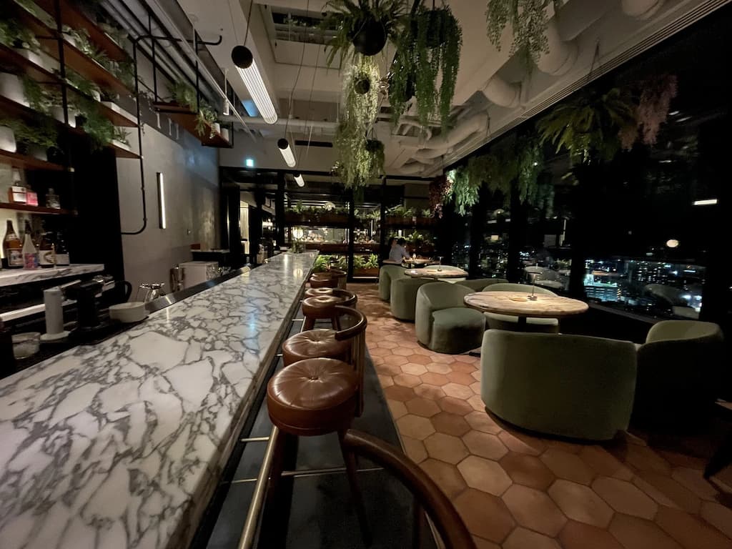 シェラトン鹿児島 最上階のバー VIVARIUM の店内。夜景を望む落ち着いた空間で、ご当地カクテルや焼酎が楽しめる