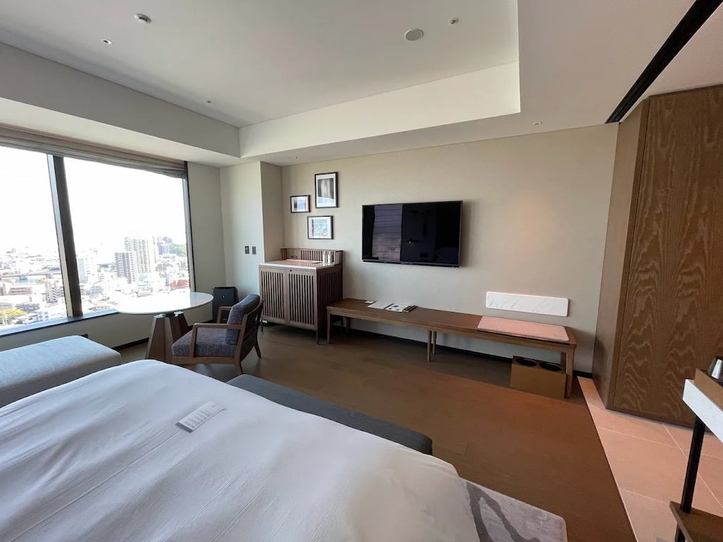 シェラトン鹿児島 桜島クラブルームのベッドから見た室内。テレビ、デスク、チェアなどが整い、快適に過ごせる空間