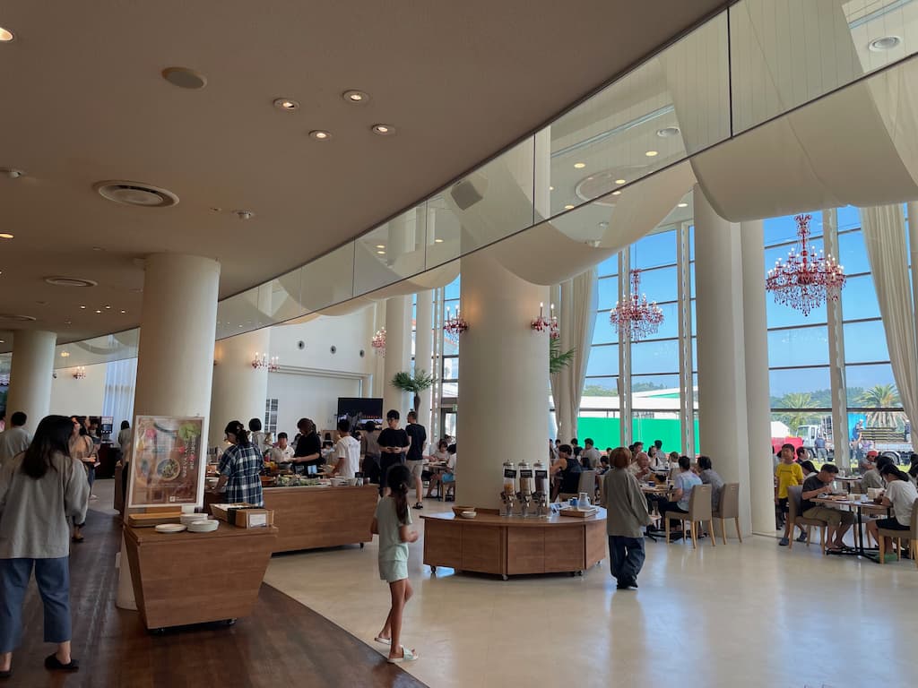 「メインキッチンダイニング ラグーンテラス」の朝食バイキング会場。開放感ある空間で宮崎名物や定番メニューを楽しめる。