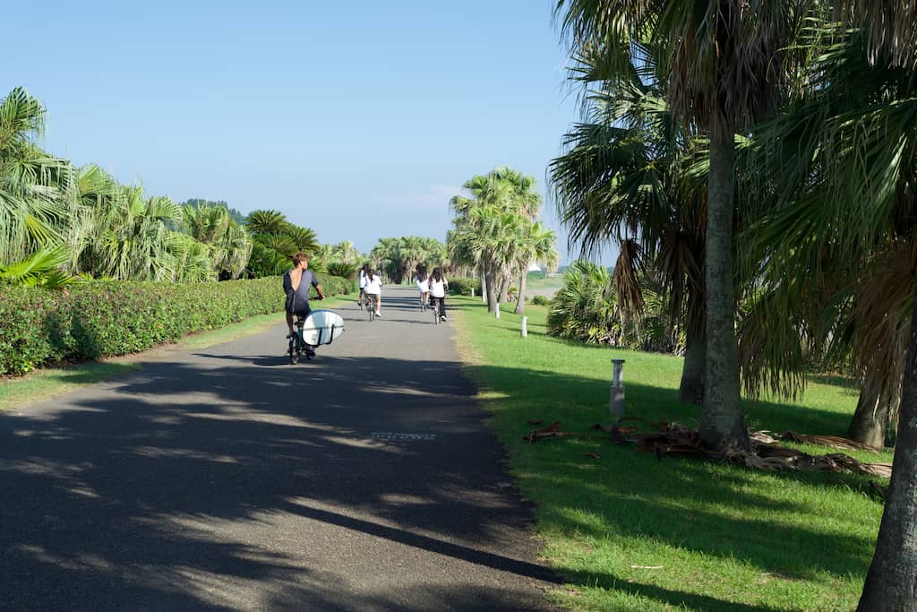 青島へ続く遊歩道。サーフボードを抱えた人や自転車で走る地元の子供たちが印象的。