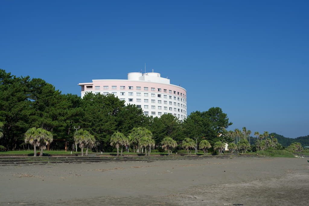 宮崎・青島海岸から見た「ANAホリデイ・インリゾート宮崎」の外観。南国リゾート感あふれる立地が魅力のホテル。