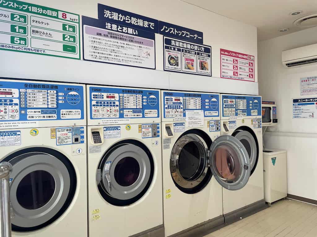 ANAホリデイ・インリゾート宮崎館内のコインランドリー。長期滞在の洗濯に便利。