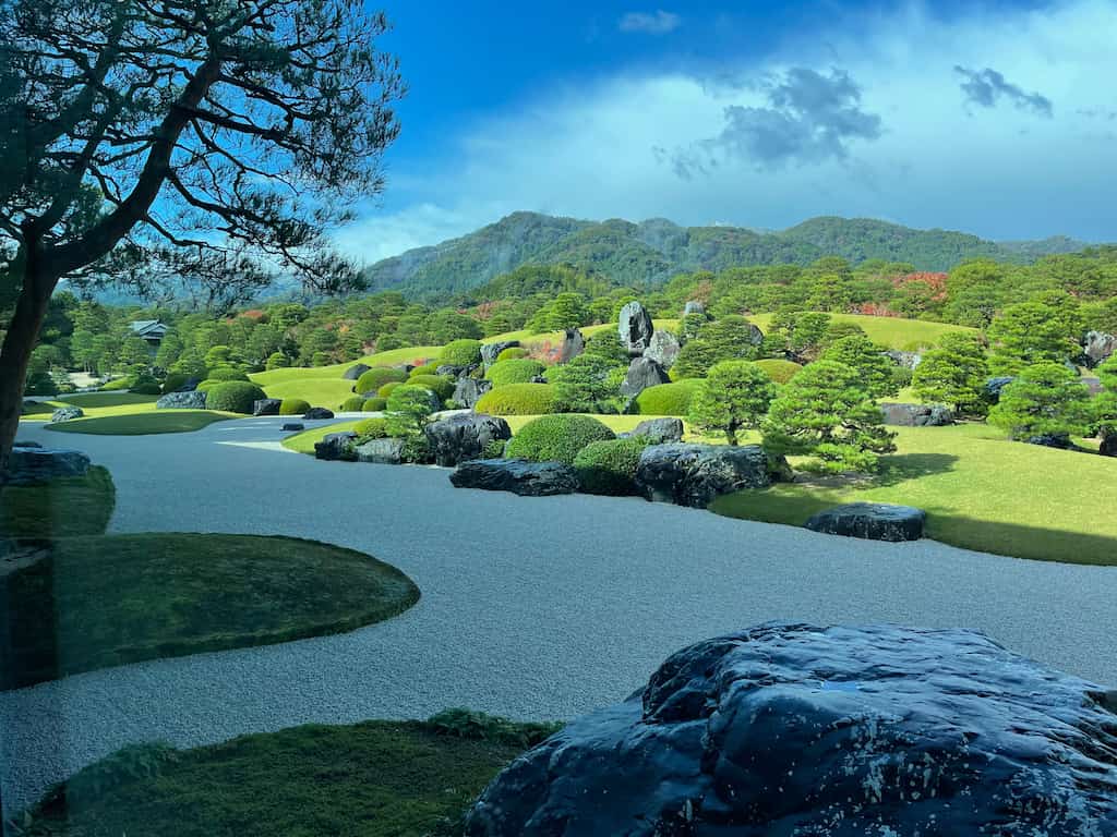 島根県の足立美術館に広がる日本庭園。横山大観の作品とともに紅葉が楽しめる美術館として有名。