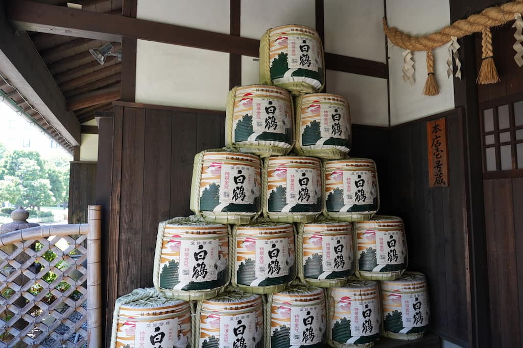 神戸の白鶴酒造で見学した酒蔵。積み上げられた樽が印象的な風景。