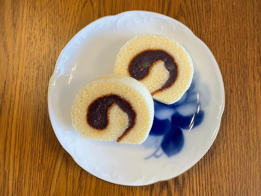 愛媛銘菓ハタダの栗タルト。柚子香るこしあんと刻んだ栗をカステラ生地で巻いた上品な和菓子。