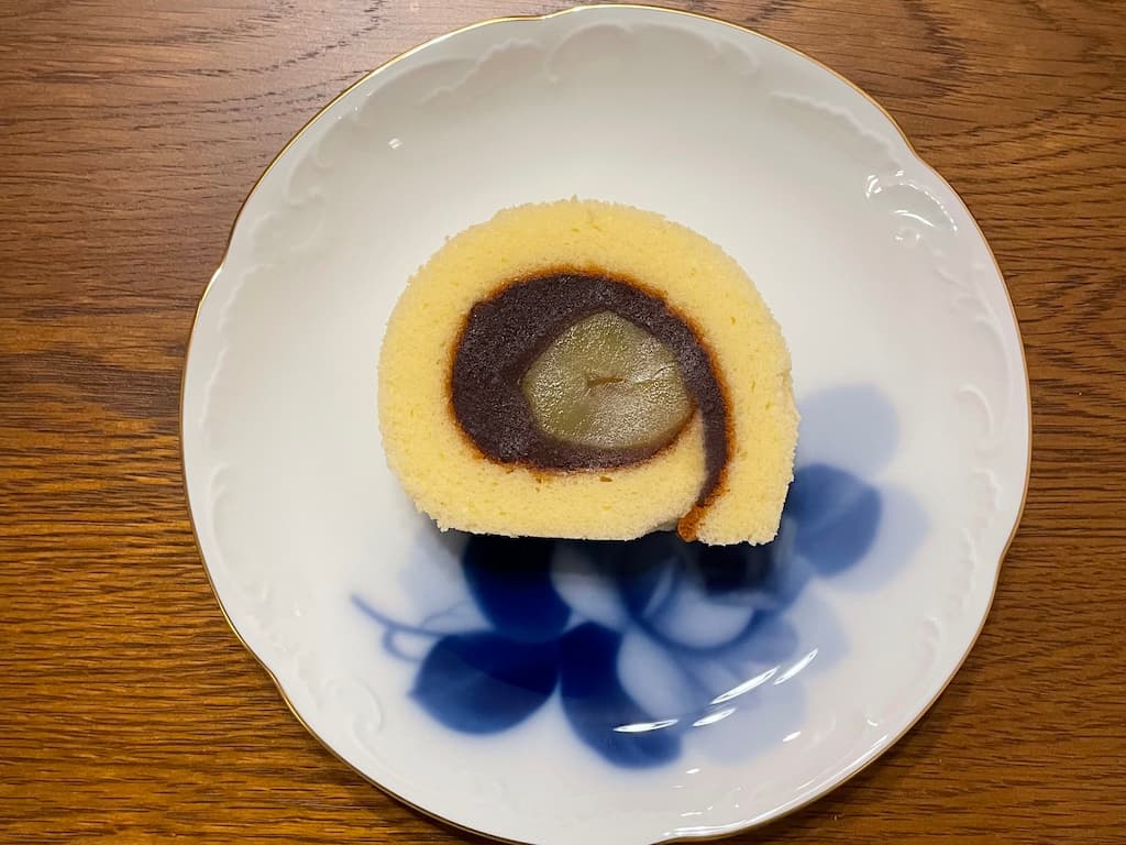 御栗タルトの断面。大粒の栗を丸ごと包み込んだ贅沢な和風ロールタルト。柚子香るこしあんとの調和が楽しめる。