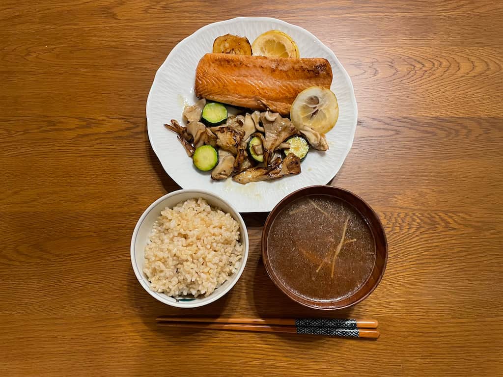 広島県産レモンサーモンを小岩井農場のバターでソテーした料理。レモンや野菜を添えて仕上げた一皿。