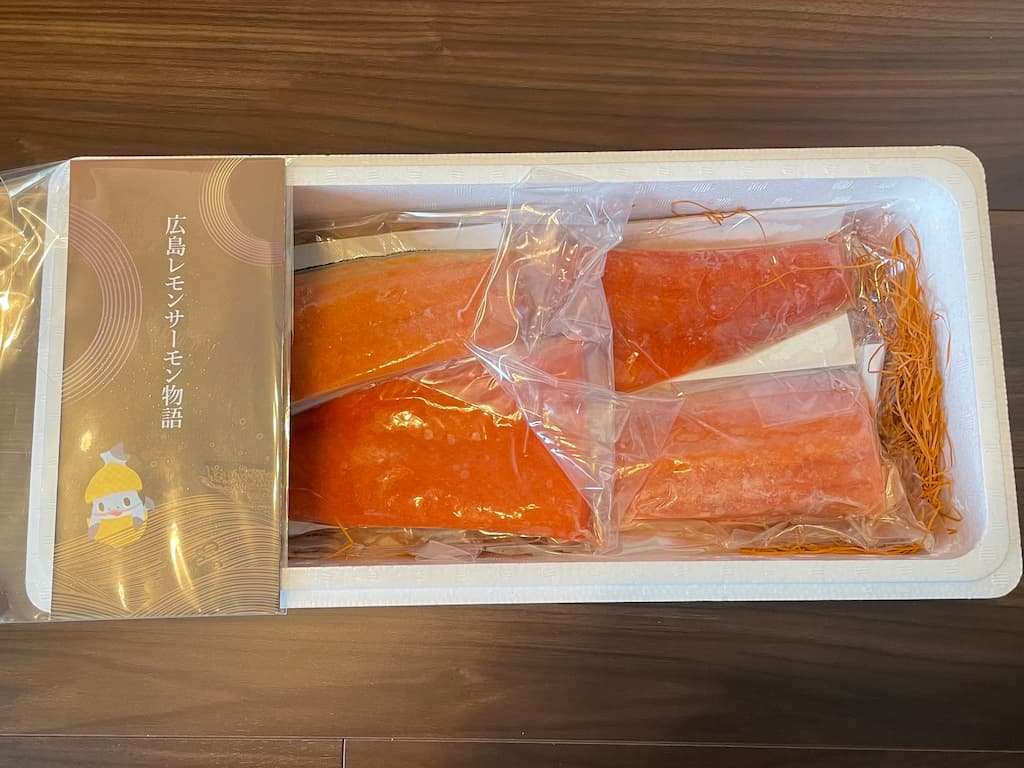 広島県産「レモンサーモン物語」の返礼品。小分けパックで届くサーモンの切り身。