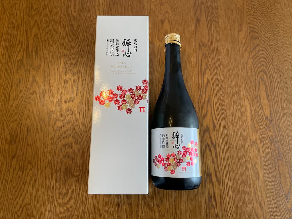 広島の地酒「醉心」の瓶と化粧箱。紅葉柄のラベルが美しく食卓を彩る日本酒。