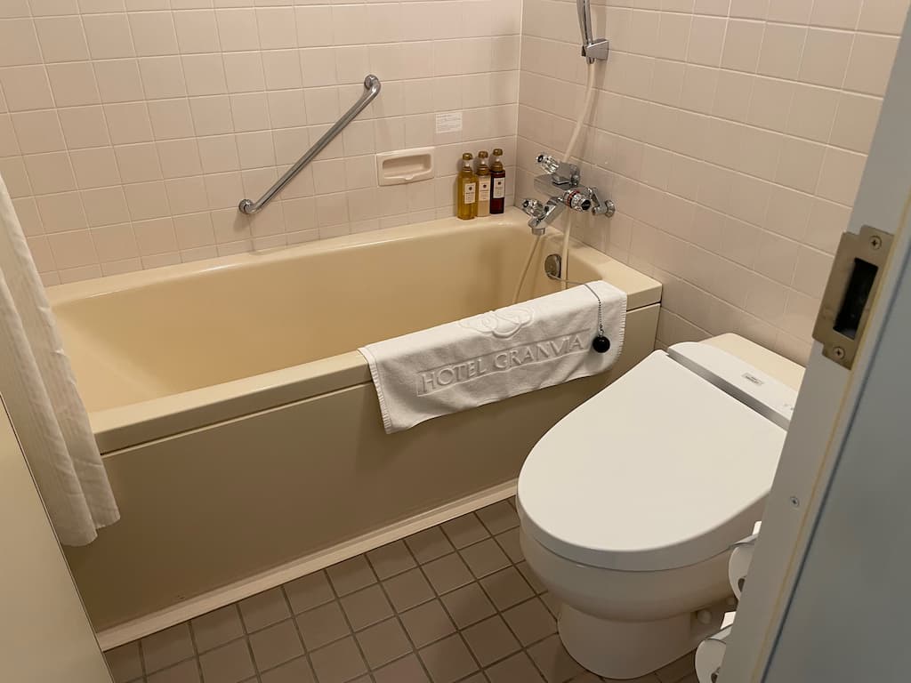 ホテルグランヴィア岡山のユニットバス。浴槽とトイレが同じ空間にありながらも清潔感が保たれている。