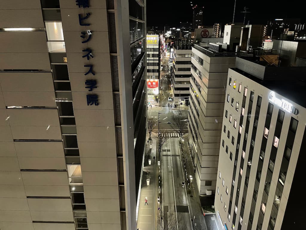 ホテルグランヴィア岡山の客室から眺める岡山市街の夜景。
