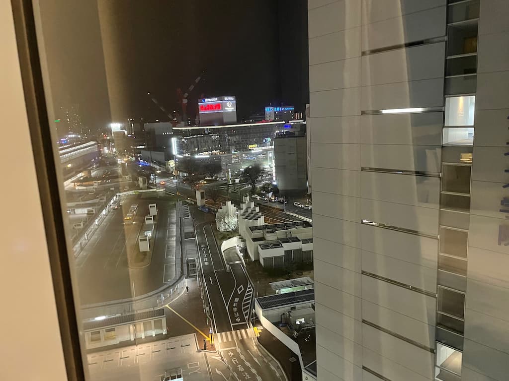 ホテルグランヴィア岡山の客室から見た岡山駅方面の夜景。駅前の明かりとロータリーが広がるターミナルビュー。