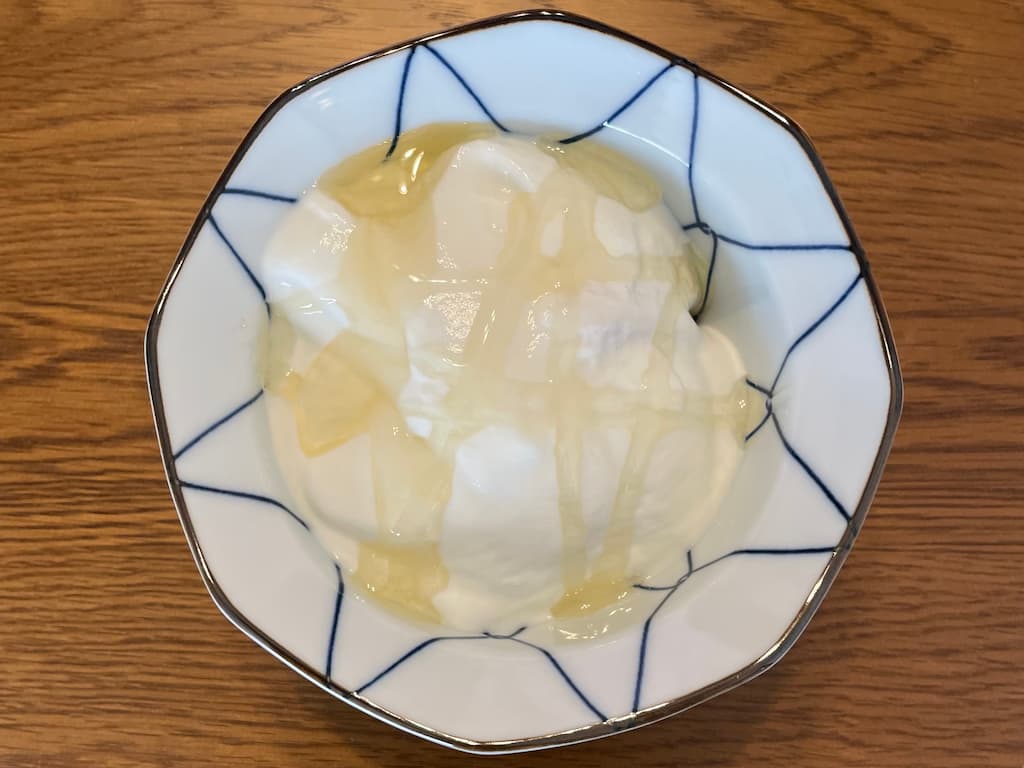 岩泉ヨーグルトに蜂蜜をかけた写真。濃厚なヨーグルトと甘さが絶妙にマッチ。