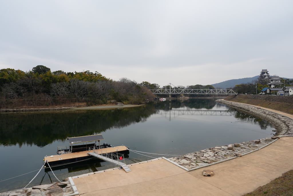 旭川越しに見える岡山城と後楽園。川は天然のお堀として利用されてきた。
