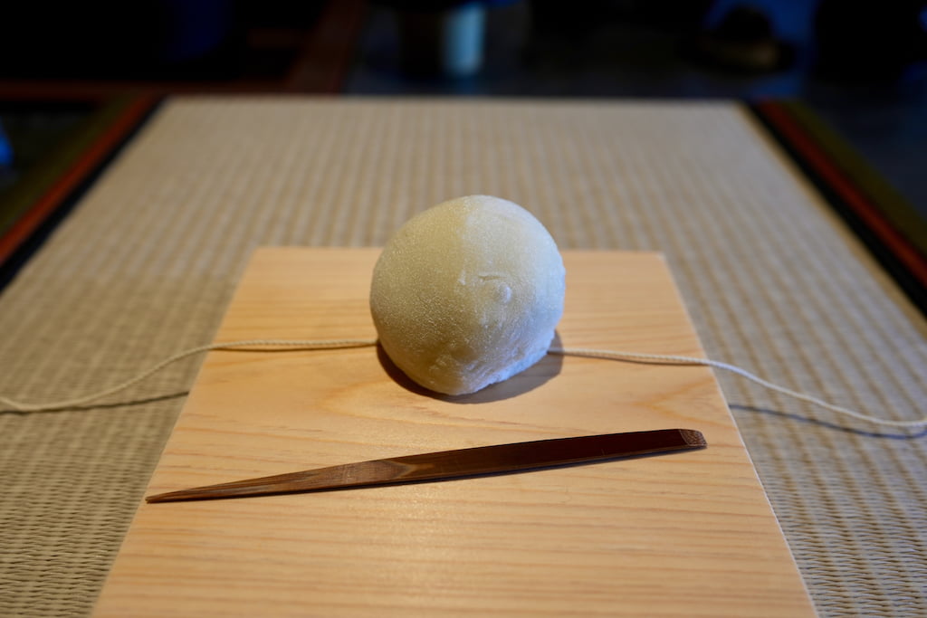 長楽堂の大福。糸で切って食べる独特の体験ができる和菓子。
