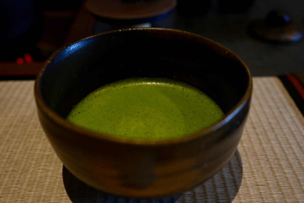 長楽堂でいただいた抹茶。点てたての鮮やかな緑が和菓子とよく合う。
