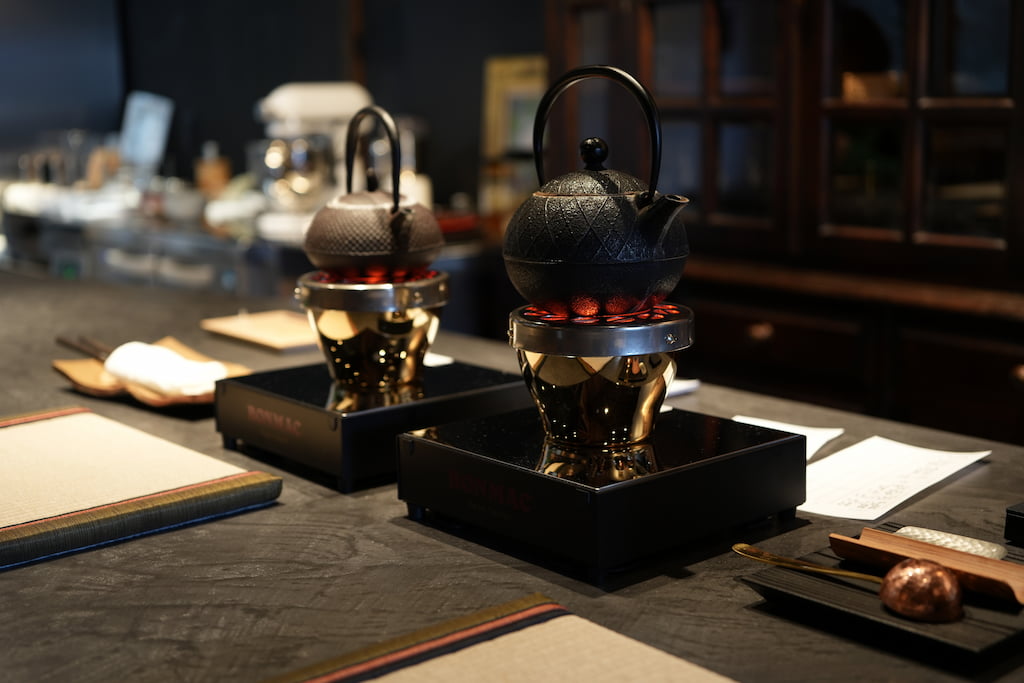 長楽堂2階カフェのカウンターに並ぶ茶器。南部鉄器でお湯を沸かし、抹茶を点てていただく。