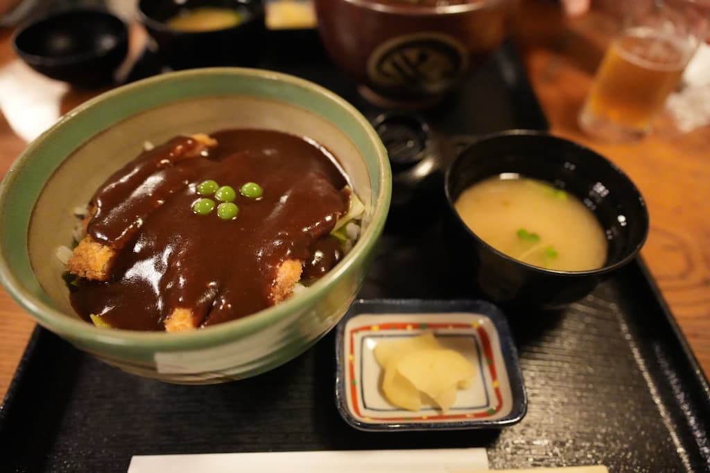 味司 野村の名物「デミカツ丼」。濃厚なデミグラスソースがかかったカツ丼と味噌汁のセット。