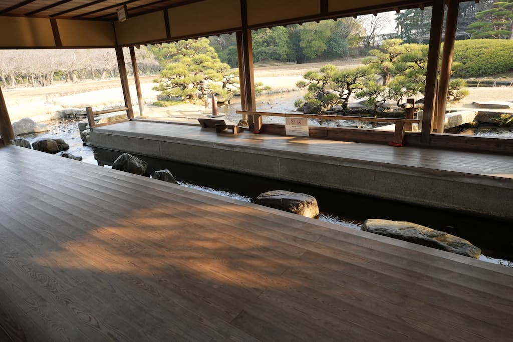岡山後楽園の建物「流店」。建物中央を水路が通り、休憩や接待に用いられた。