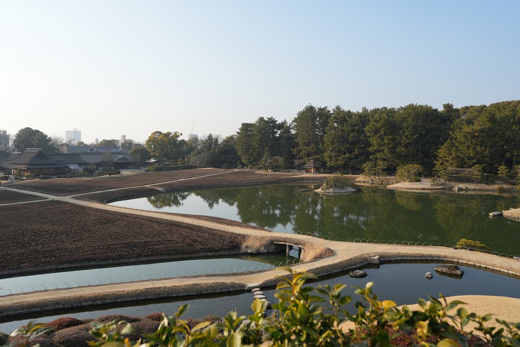 唯心山から見渡す岡山後楽園全景。池と庭園が広がる日本三名園のひとつ。