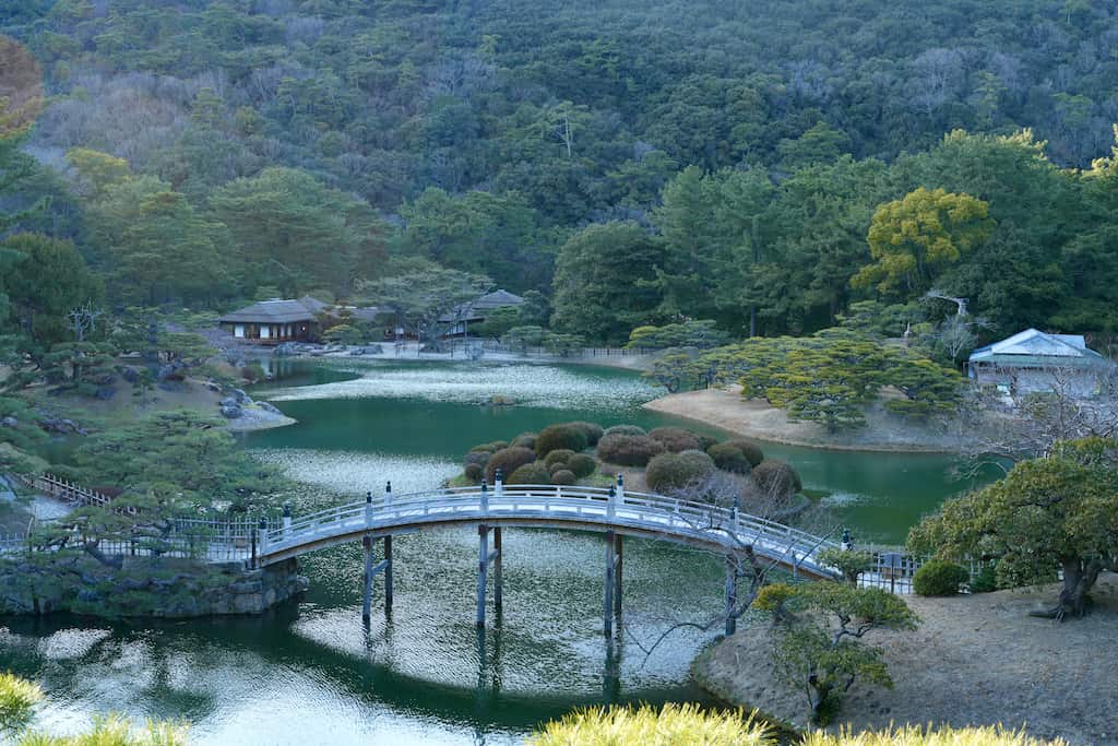 香川県高松市の栗林公園。池と太鼓橋が美しい日本庭園