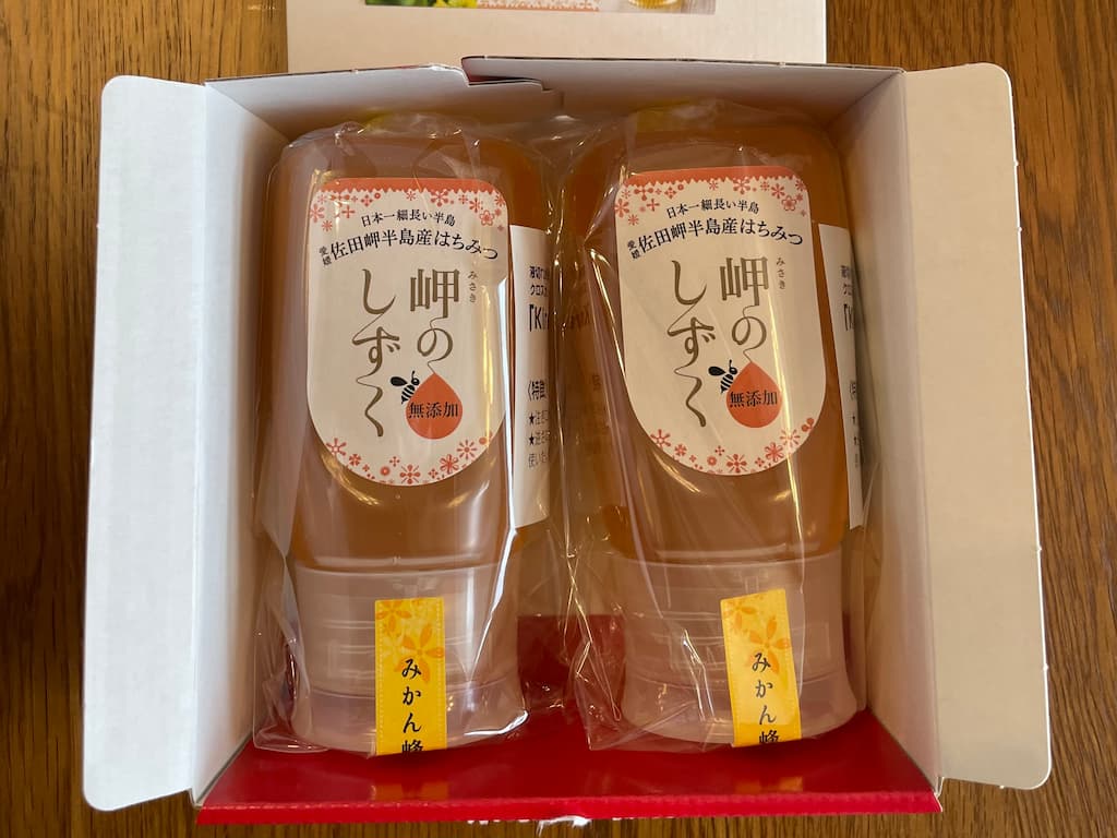 愛媛県佐田岬産「岬のしずく」みかん蜜はちみつのセット。逆さ置きできる便利な容器入り。
