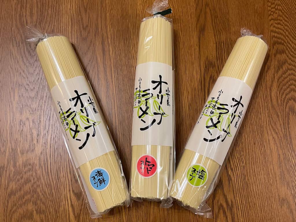 小豆島特産のオリーブラーメン3種類（トマト・海鮮・塩スープ）の詰め合わせパッケージ