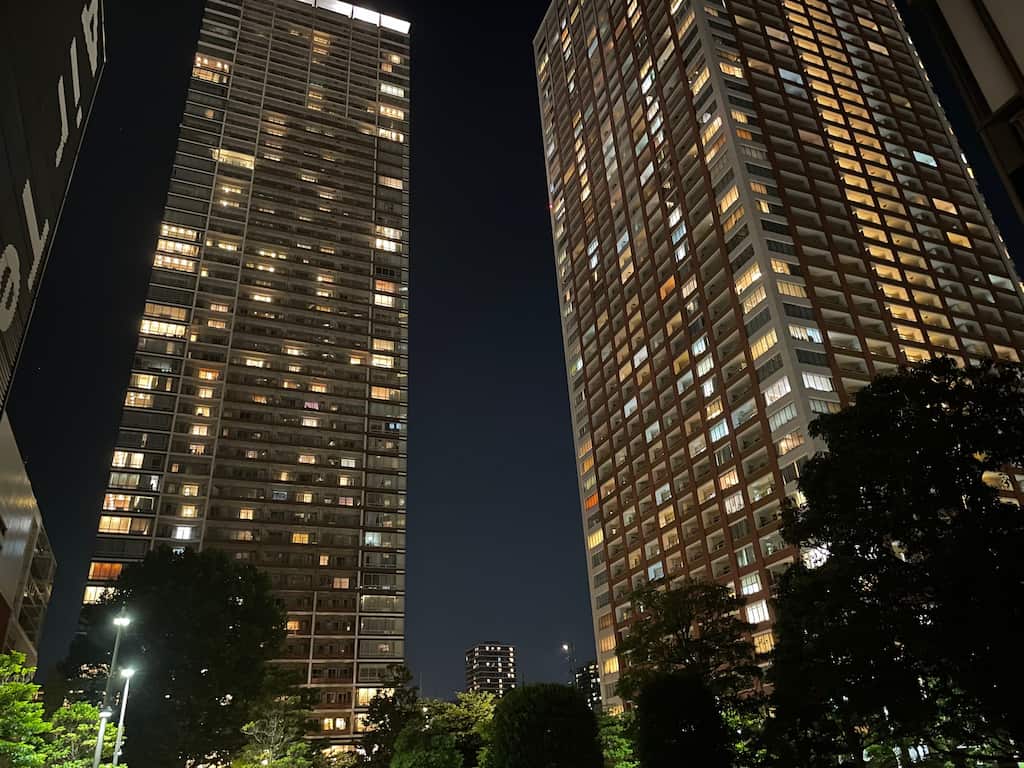 夜にライトアップされたタワーマンションの外観。都会的な雰囲気とタワマン暮らしの魅力を象徴する写真