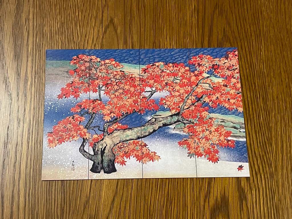 横山大観が描いた紅葉の絵を印刷したポストカード。本物の迫力には及ばないが、日本画の魅力を身近に感じられる一枚。