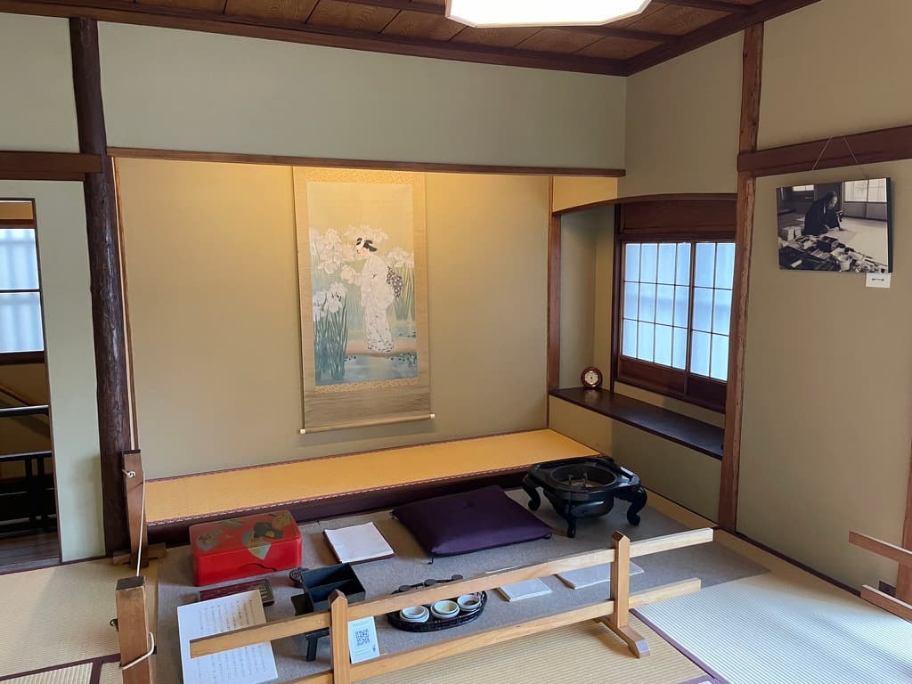 台東区の横山大観記念館にある書斎。大観が実際に筆を走らせた部屋で、日本画と酒文化の歴史を感じられる。