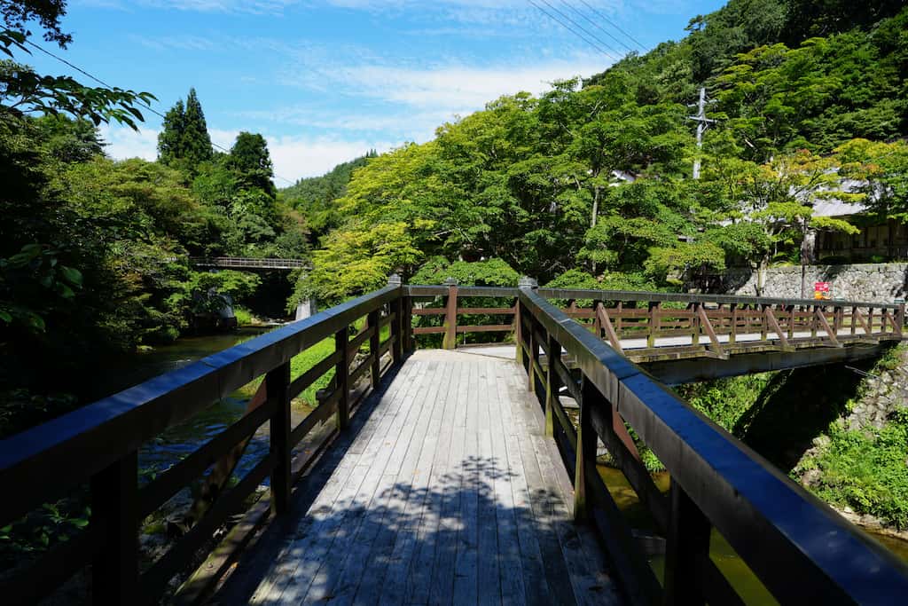 大沢温泉の曲がり橋。湯治屋と菊水館を結ぶ木橋からの眺めが美しい