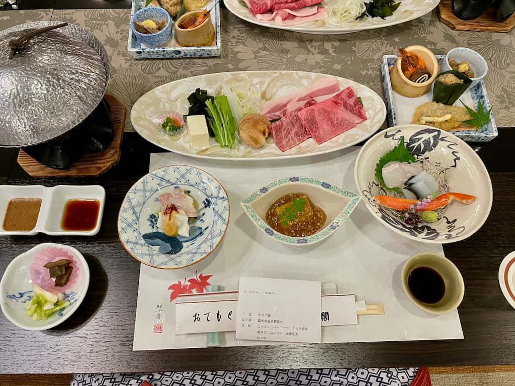 大沢温泉山水閣の夕食。岩手県産和牛や花巻産プラチナポークを使った豪華な和食会席