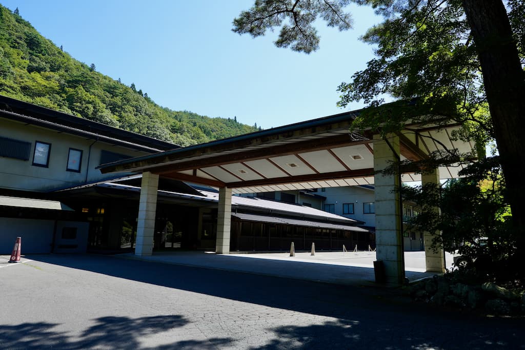 大沢温泉山水閣の玄関外観。自然に囲まれた落ち着いた雰囲気