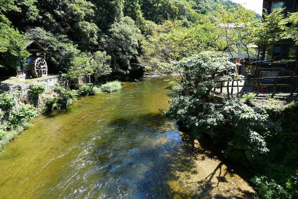 大沢温泉を流れる豊沢川。水車小屋や木々に囲まれた清流