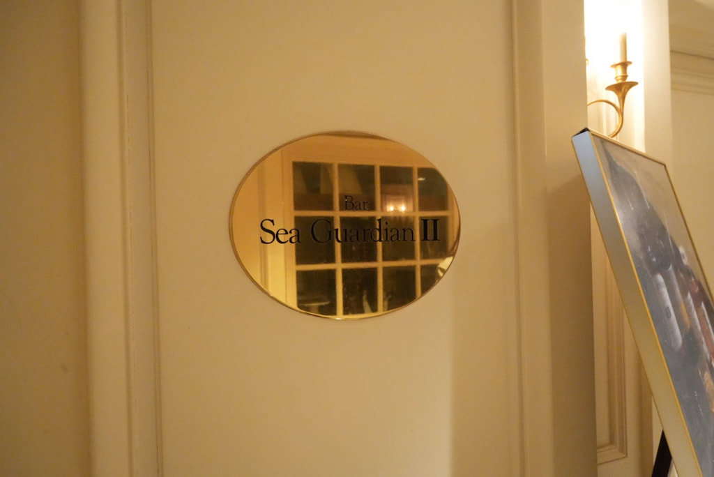 ホテルニューグランドのメインバー「シーガーディアンII」の入口サイン。クラシックホテルらしい、さりげなくも上品なゴールドのプレート。看板だけでこのバーの格式を感じさせます。