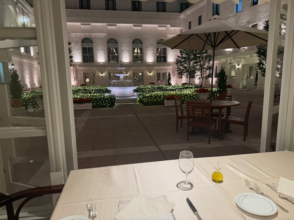 イルミネーションが美しい中庭を眺めながら食事が楽しめるテーブル席